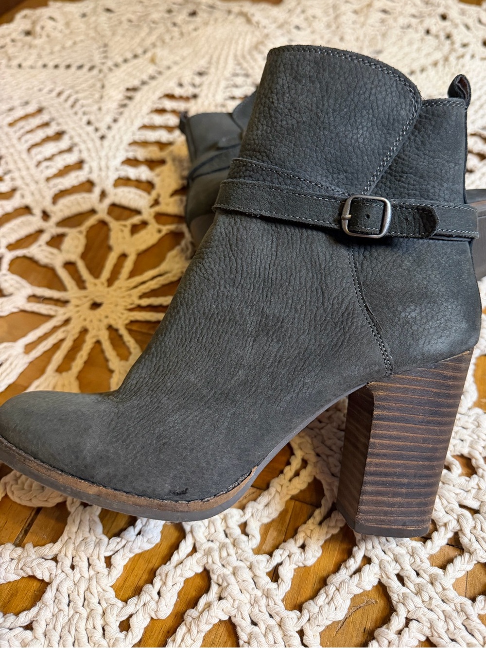 Lucky Brand Women’s 8 charcoal Gray Leather Ankle Boots buckle strap block heel